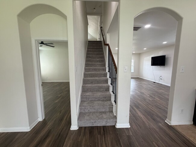 Building Photo - Greyfield