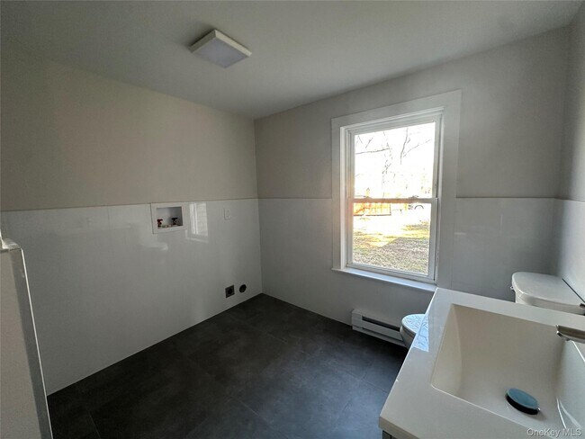Building Photo - 1445 Burlingham Rd