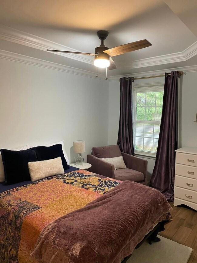 Building Photo - Furnished Executive Rental Downtown