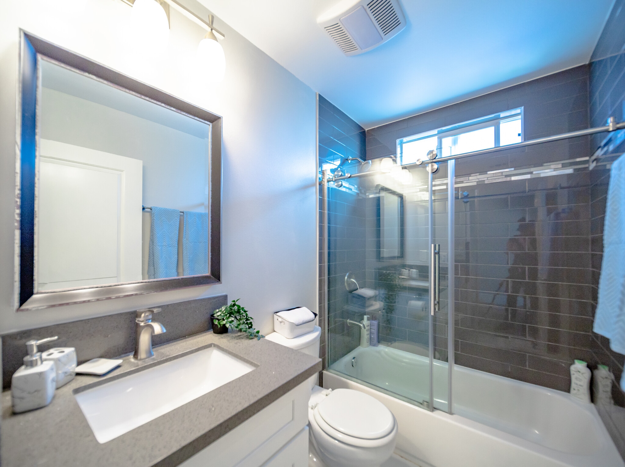 Building Photo - 3415 Edgehill Dr