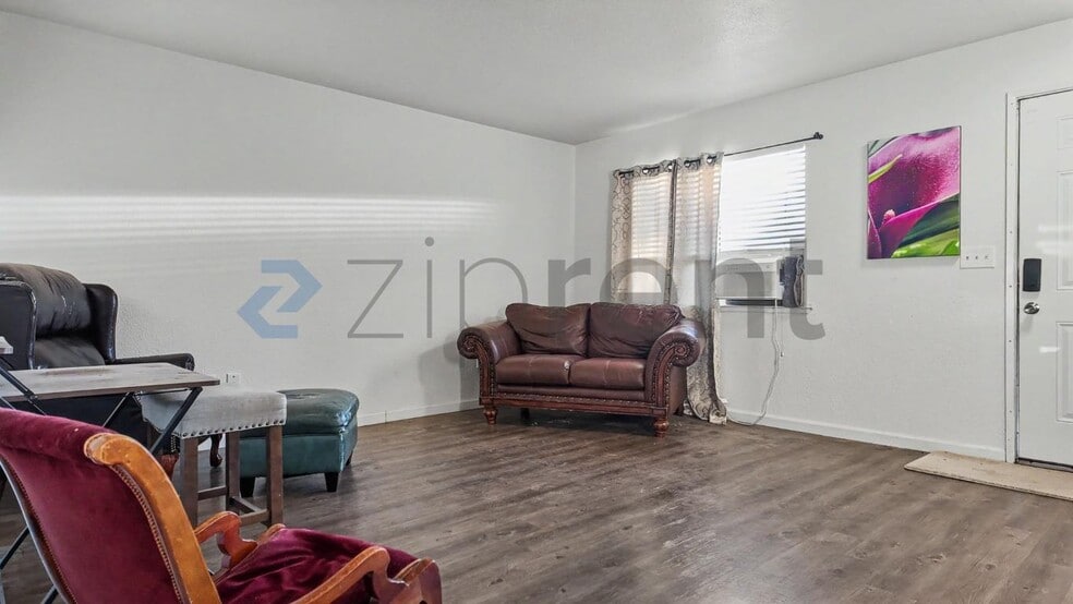 Building Photo - Unit D
