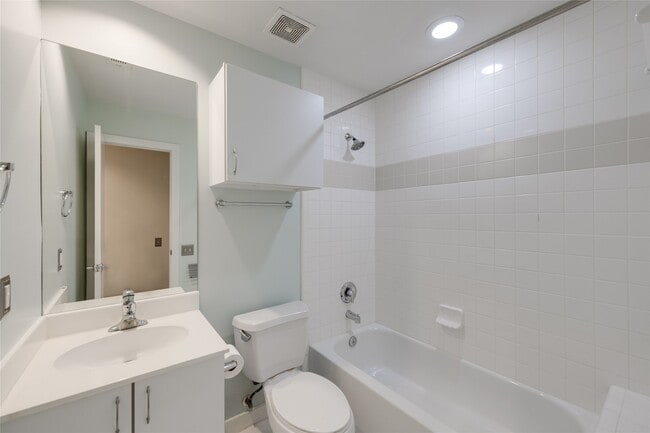 Building Photo - 807 Robin St