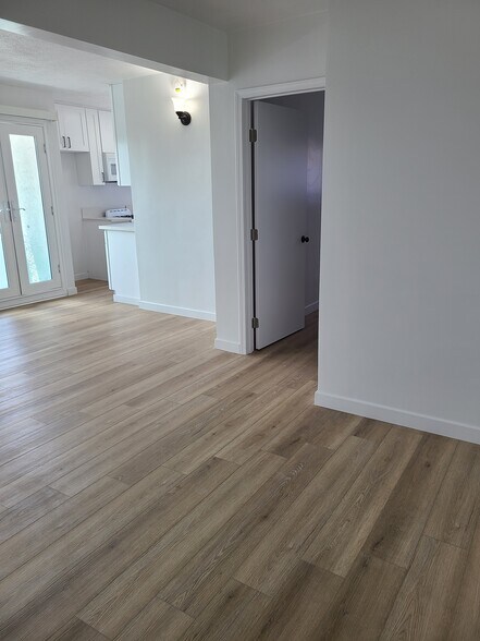 Building Photo - 2026 Hermosa Ave