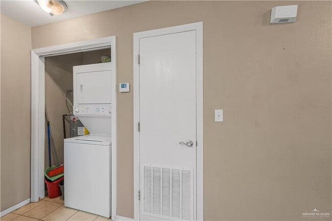 Building Photo - 1804 Oasis Dr