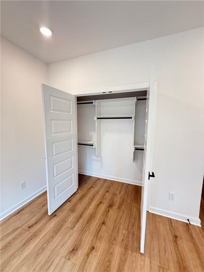 Building Photo - Nice Townhouse Near Campus