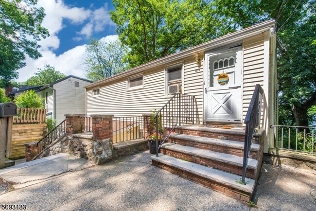 Building Photo - 21 E Shore Rd