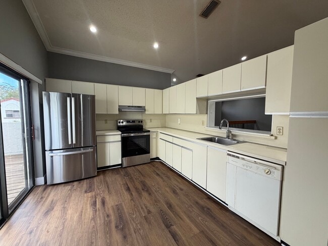 Building Photo - 323 Ives Dairy Rd