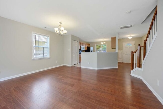 Building Photo - End Unit Townhome in Great Location!