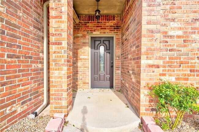 Building Photo - 2023 Westbury Dr