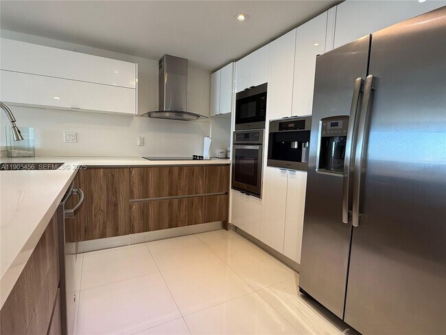 Building Photo - 2780 NE 183rd St