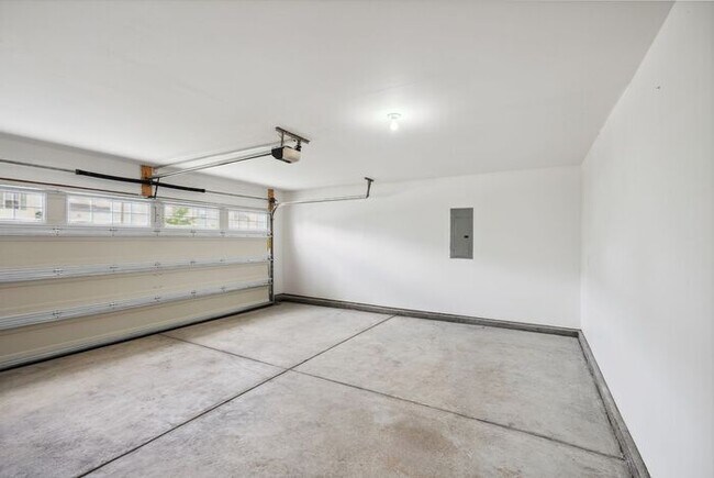Building Photo - ?Beautifully F?resh Painted Carpetless 4-B...