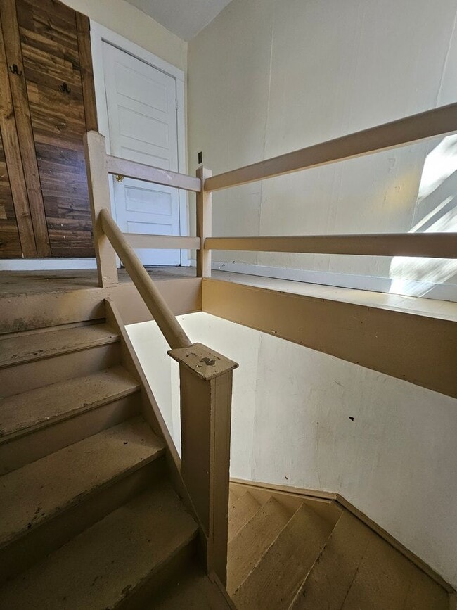 Building Photo - Upper 2 bedroom unit west side