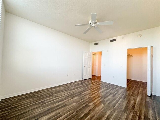 Building Photo - 2421 NE 65th St