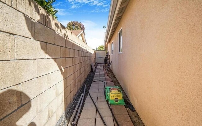 Building Photo - 24121 El Tiradore Cir