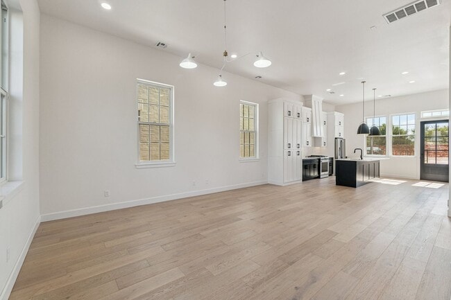 Building Photo - Townhome 2 bed 2.5 Bath "The White Workroom" in The Heart of Selah