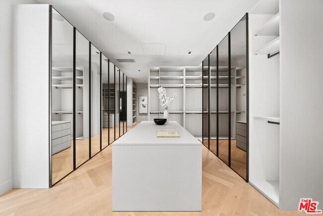 Building Photo - 10950 Verano Rd