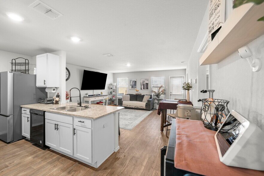 Building Photo - 923 Empress Brilliant