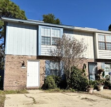 Building Photo - "Charming 2-Bedroom Townhouse in Fort Walton Beach!"