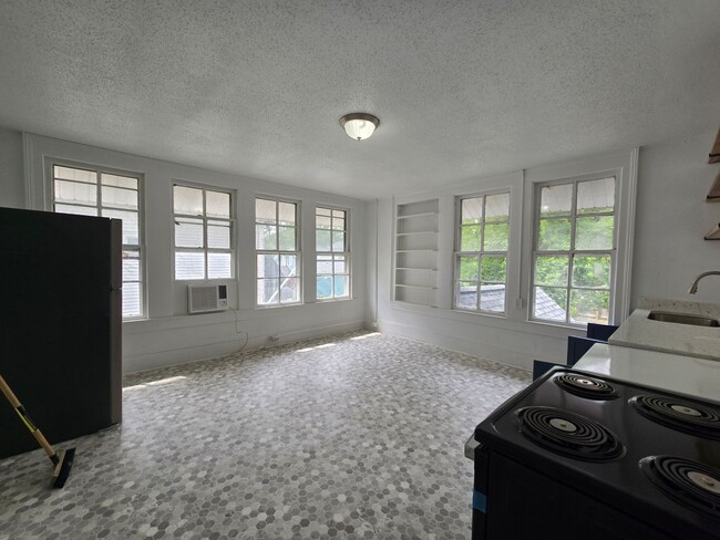 Building Photo - 403 W Hampton Ave