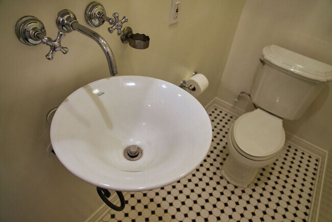 Building Photo - 415 N Ogden Dr