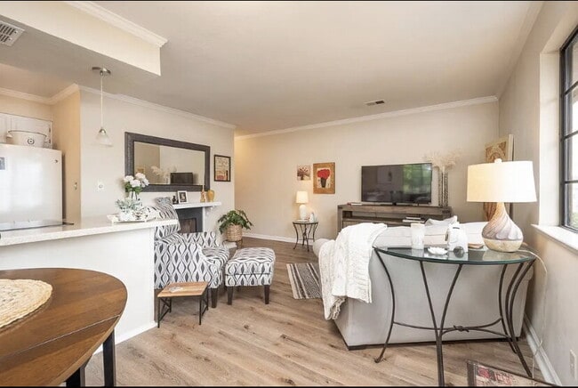 Building Photo - "Charming 1-Bed Sanctuary with Hardwood Floors & Central Vacuum in San Mateo!"