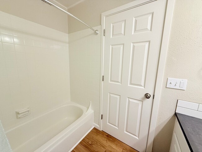 Building Photo - Super Cute 2 Bedroom Condo in Tigard!!! Water, Sewer and Garbage Included!!!