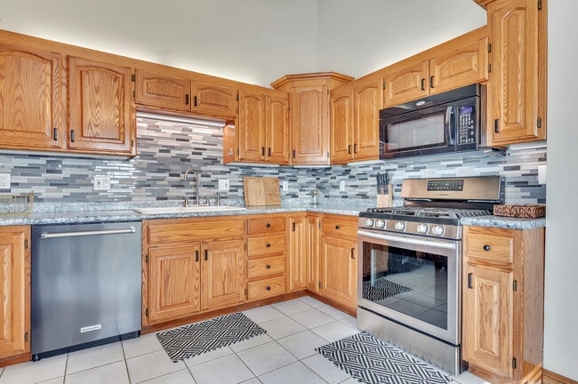 Building Photo - 2803 Sportsmans Dr