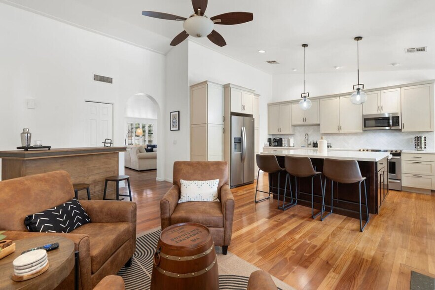 Building Photo - 6415 E Beverly Ln