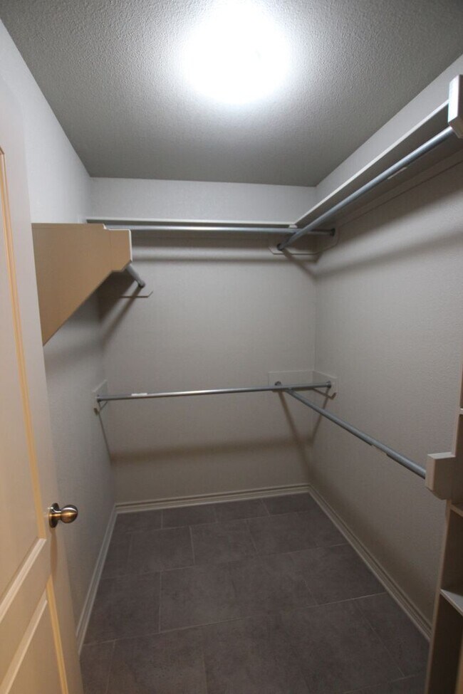 Building Photo - Beautiful 3 Bedroom 2 Bathroom Townhouse in South Tyler!