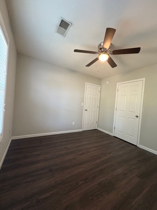 Building Photo - Spacious 3 Bed 2 Bath Home With Garage!!