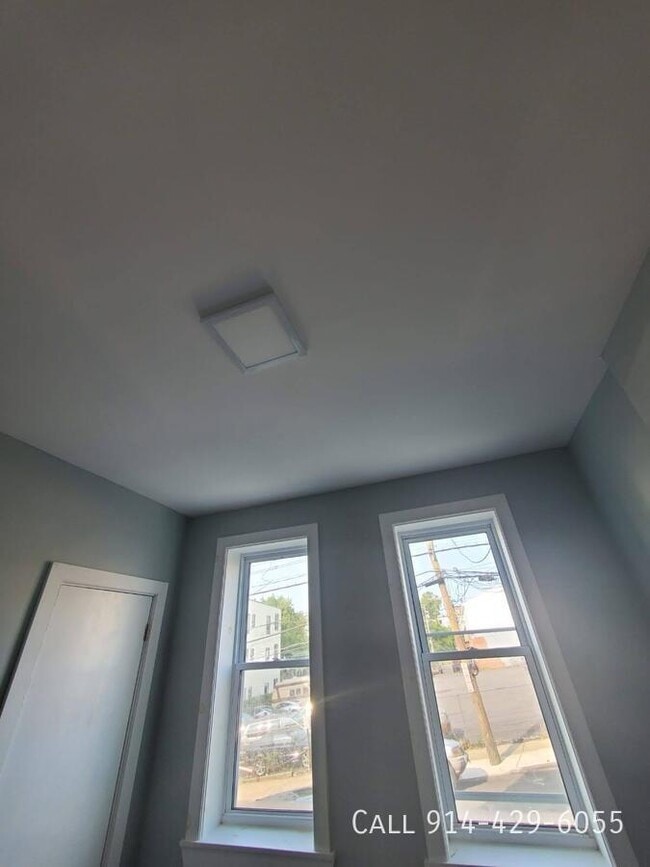 Building Photo - 114 S 6th Ave