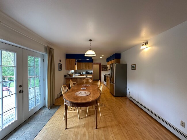 Building Photo - Fully Furnished 3BD/3BA Home with Solar Power