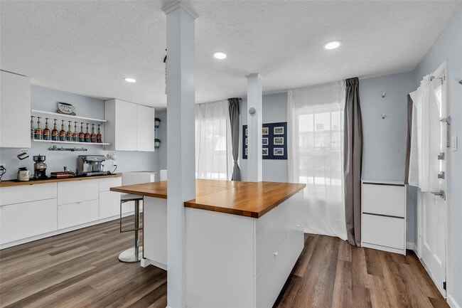 Building Photo - 386 N Post Oak Ln