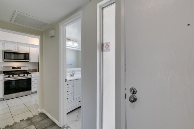 Building Photo - 2 Bedroom Townhome with 2 car attached garage in Henderson