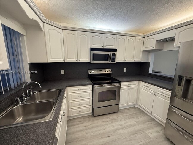 Building Photo - 9470 Live Oak Pl