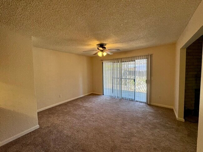 Building Photo - 2/2 duplex in Fair Oaks