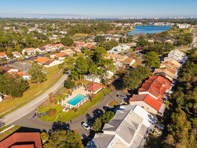Building Photo - TOWNHOMES WEST, PORT ORANGE!