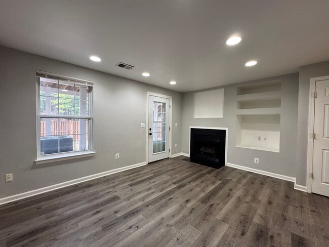 Building Photo - Spacious 2 Primary Beds 1 Den 3.5 Bath Townhome In Vibrant Sycamore Hill