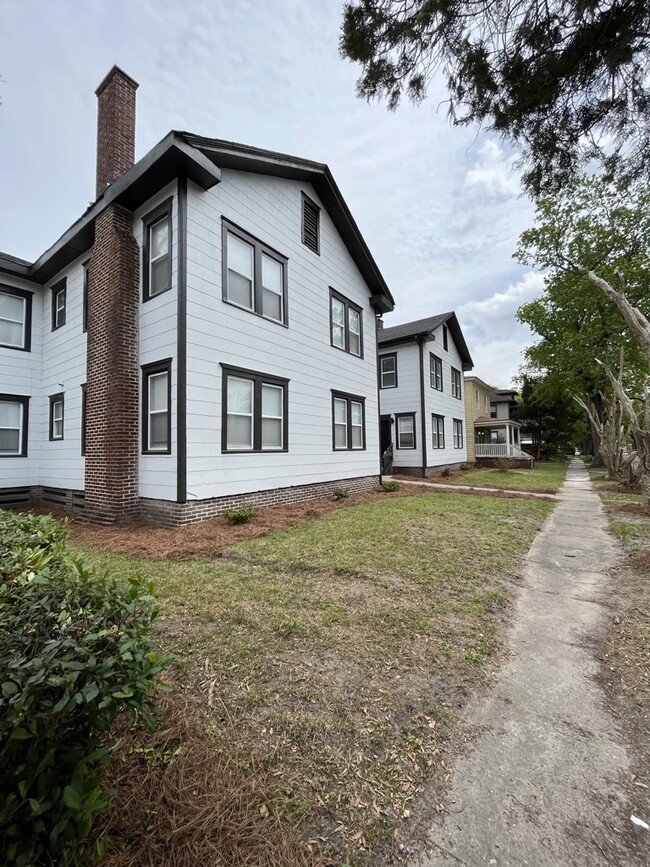 Exterior front of apartment - 720 E 35th St