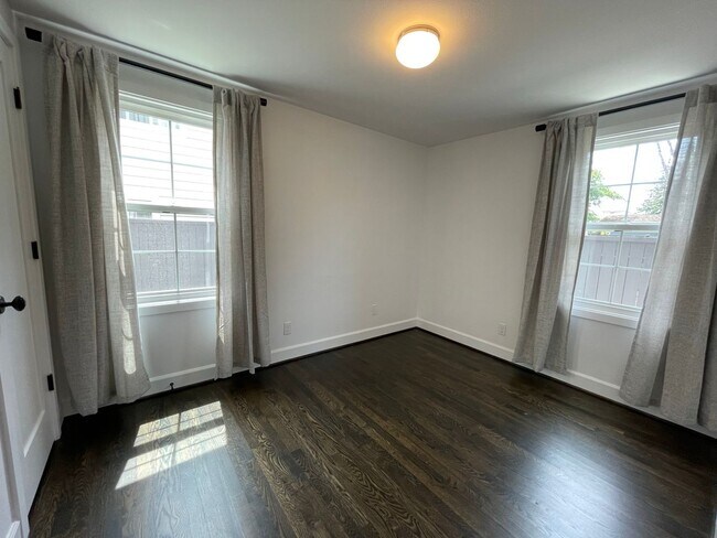 Building Photo - 4Bd/2.5Ba Seattle House