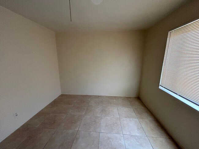 Building Photo - Spacious 4 bedroom, 2 bathroom home locate...