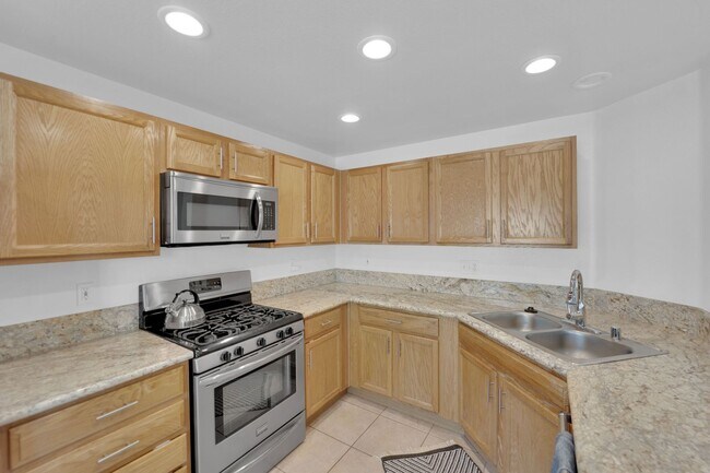 Building Photo - Charming 2 bedrooms 2 Bathrooms in the Amb...