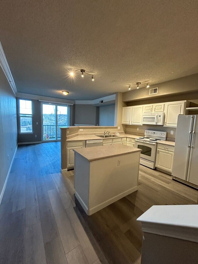 Building Photo - 2Br/2Ba Townhouse with Attached Garage