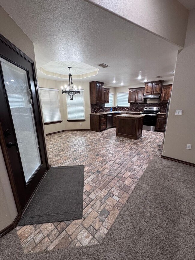 Building Photo - Beautiful 4 bed 2 bath home Available Now!