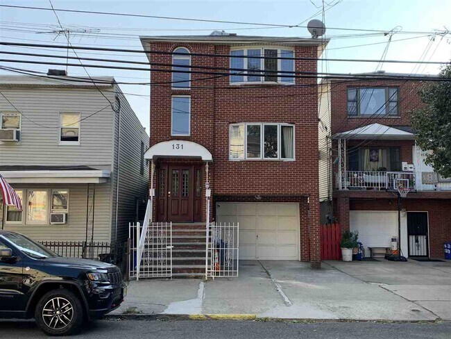 Building Photo - 131 St Pauls Ave