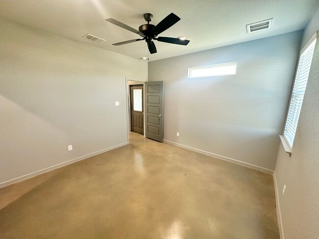 Building Photo - AVAILABLE NOW!