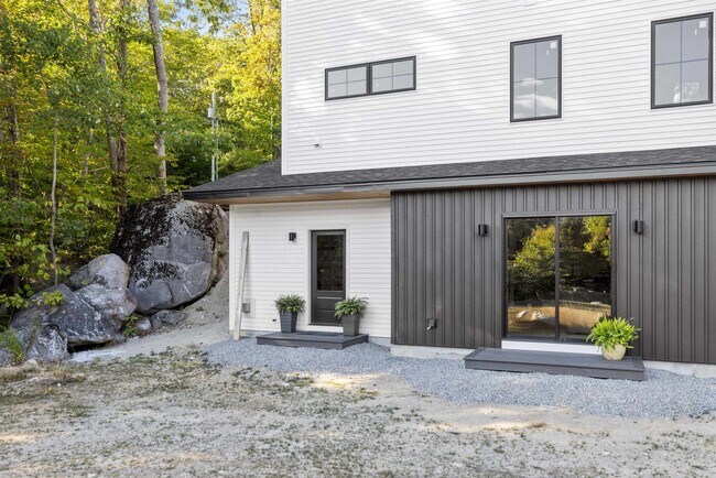 Building Photo - 70 Greystone Ln