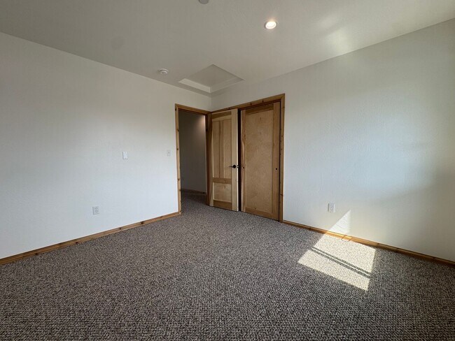 Building Photo - 514 Shaw Ave