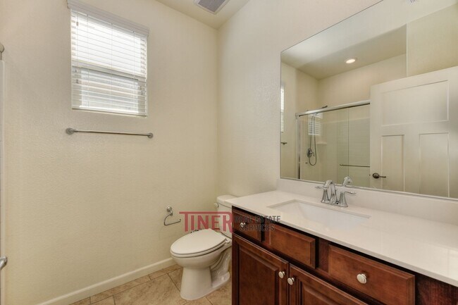 Building Photo - Like New Somerset Ranch Home!