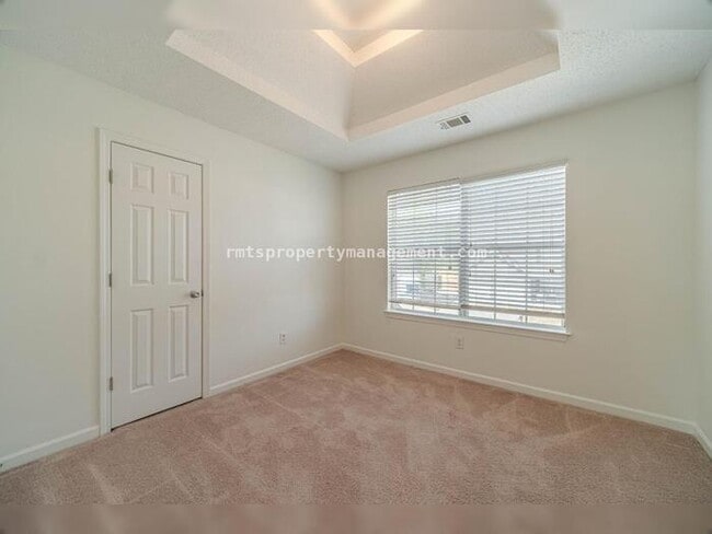 Building Photo - Spacious 4 bedroom 2.5 bath